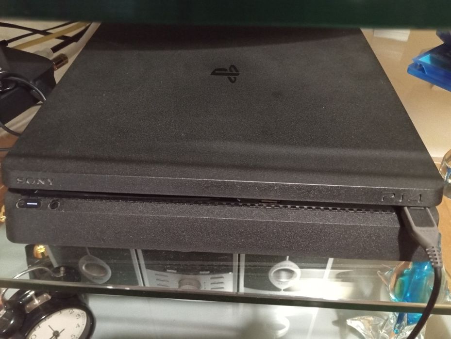 PlayStation 4 - 1TB c/ 5 jogos - 2 comandos