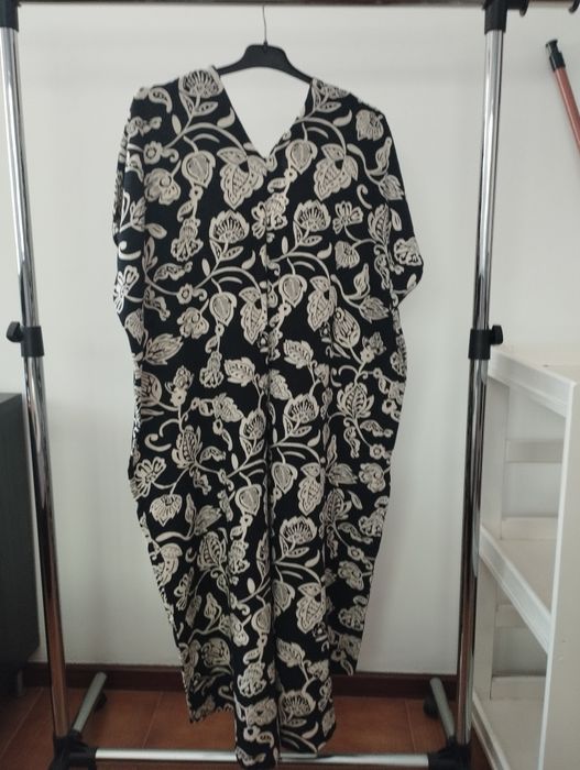 Saída de praia com decote em bico