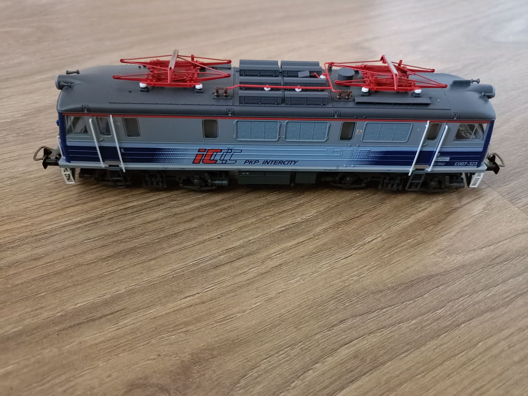 Lokomotywa EU07-323 Piko H0