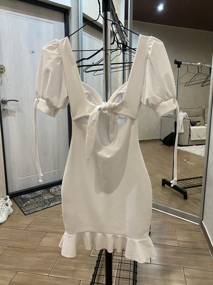 Силуетна сукня, біла сукня, сукня з відкритою спиною