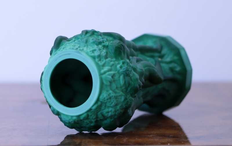 Malachitowy wazonik WINOBRANIE Curt Schlevogt Bohemia lata 30-te