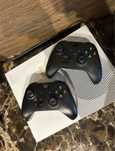 Xbox ONE S 500GB + 2 джойстика
