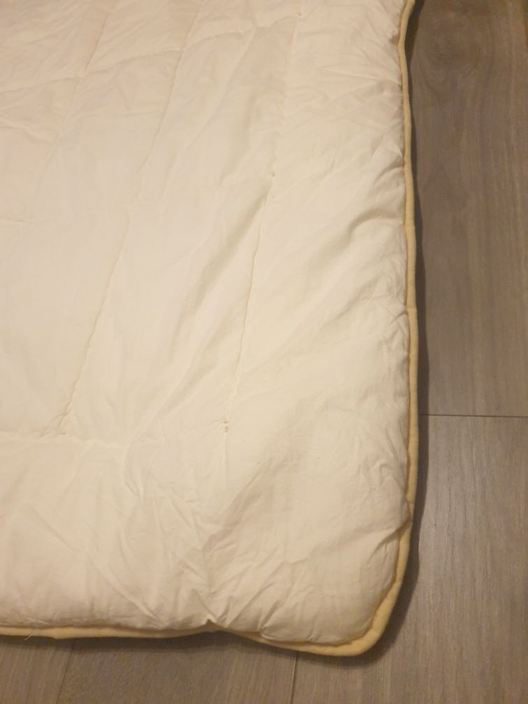 Kołdra 135 x 200 puszysta wsad włókno silikonowe kremowa