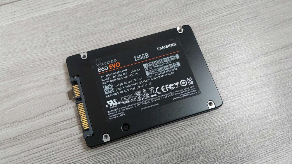 Samsung SSD 860 EVO 250GB (відео з Crystal Disk Info/Mark)