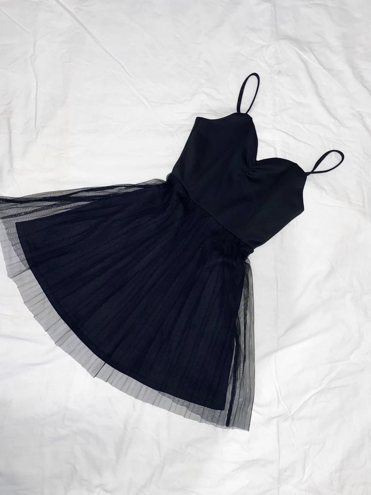 Черное обтягивающее платье