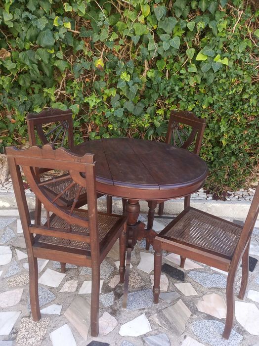 Conjunto de mesa e cadeiras para restauro