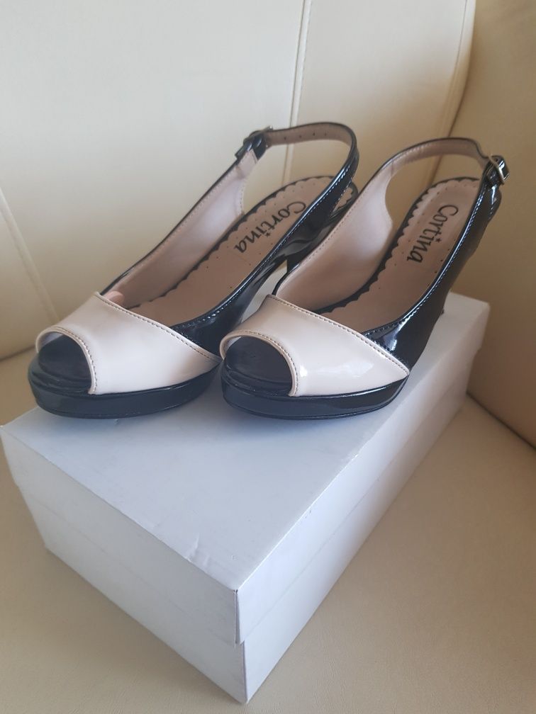 Buty na obcasie lakierowane