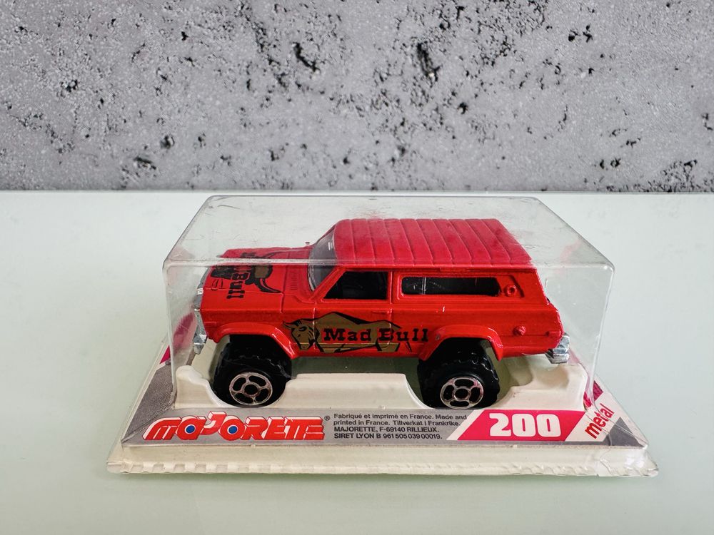 Majorette - Jeep Cherokee Wagoneer - skala jak Matchbox
