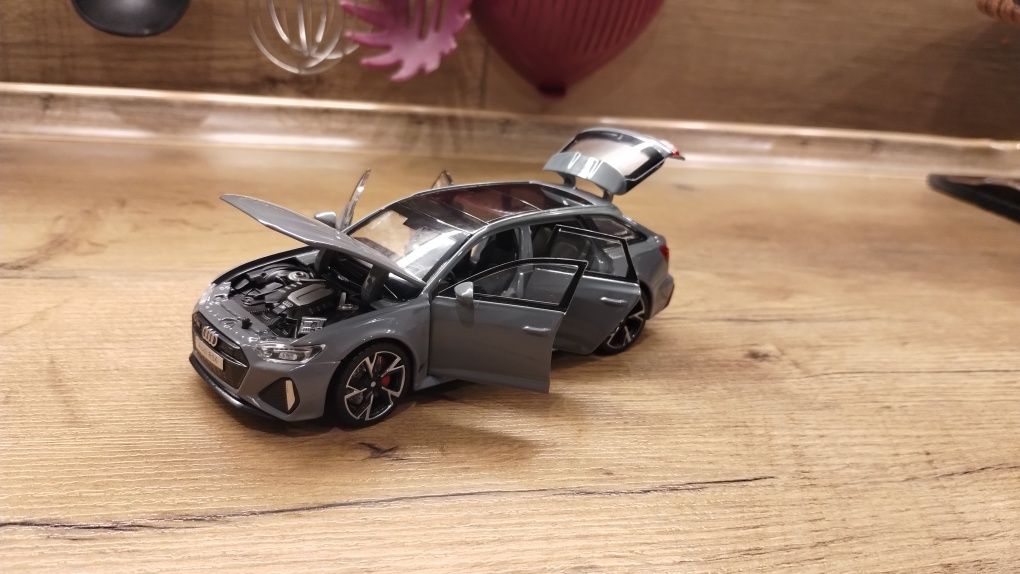 Audi RS6 model skala 1:32 - kolor szary i czarny