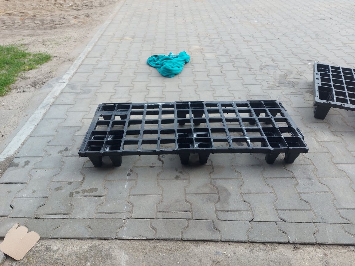 Palety plastikowe solidne bez zniszczeń