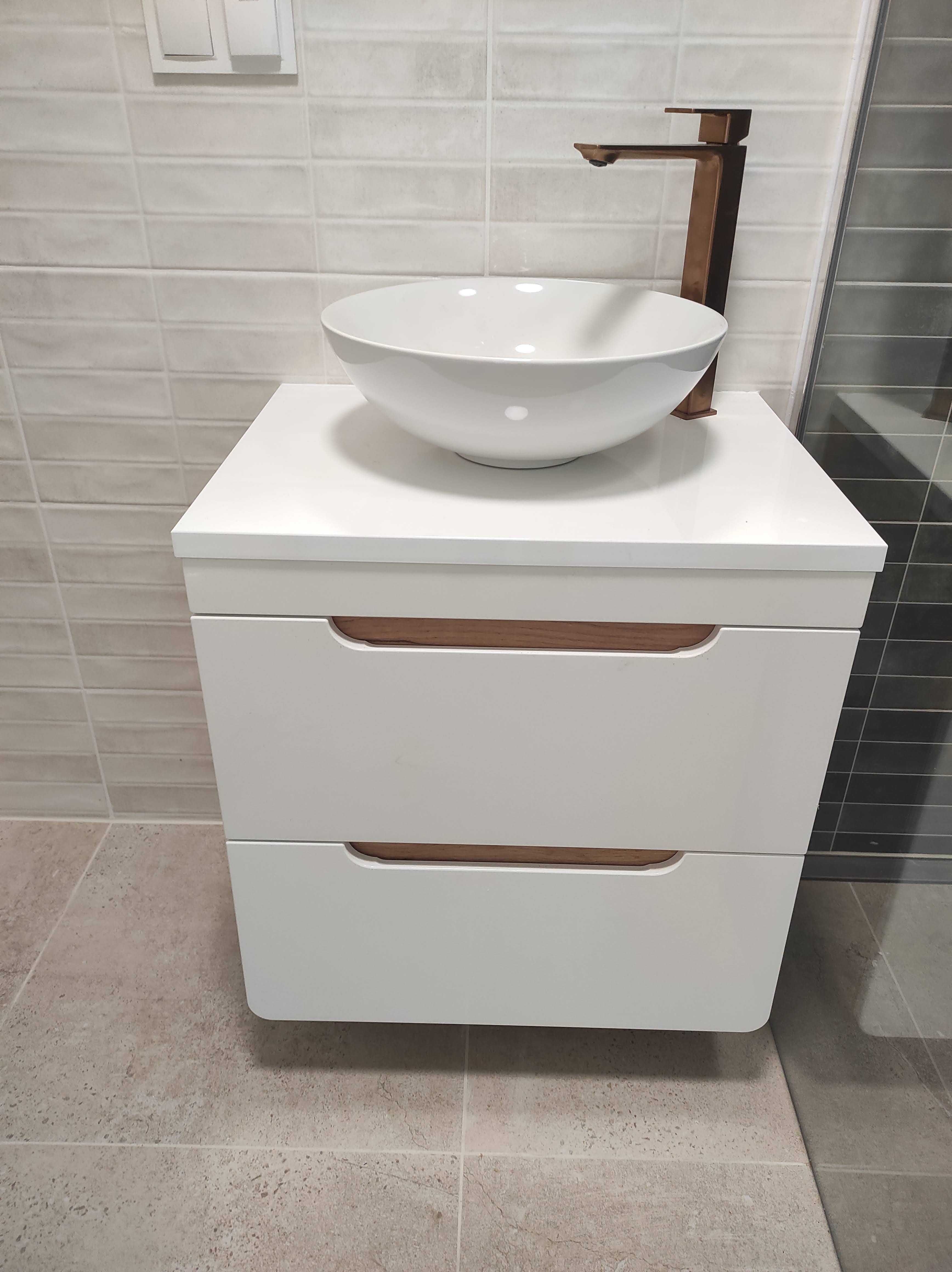 Elegancka biała szafka pod umywalkę podblatowa Aruba dąb z wadą