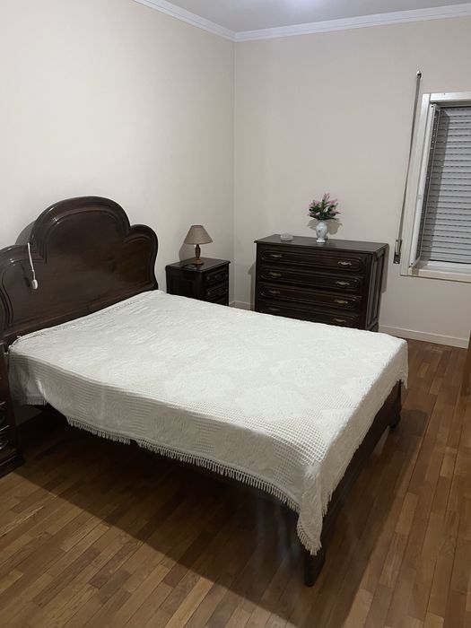 Cama de casalcom colchão (madeira maciça)