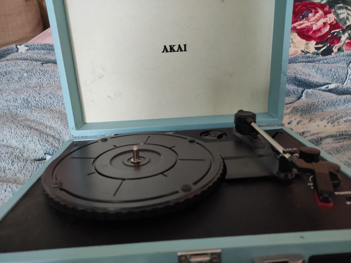 Gramofon walizkowy Akai