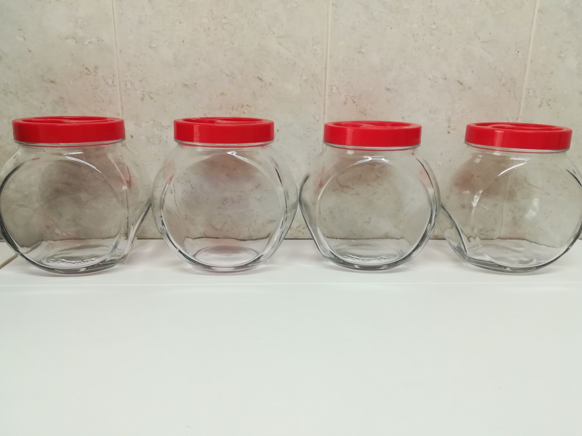4 frascos de vidro com tampa.