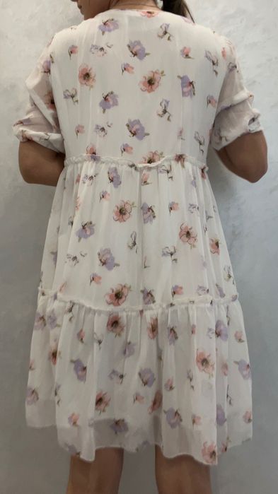 Плаття з гарним малюнком роз.М 46 р.