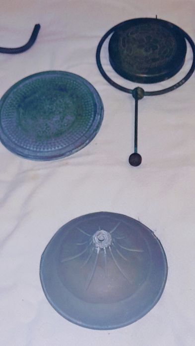 Cinzeiro de pé alto muito antigo em latão 
É um objeto de design b