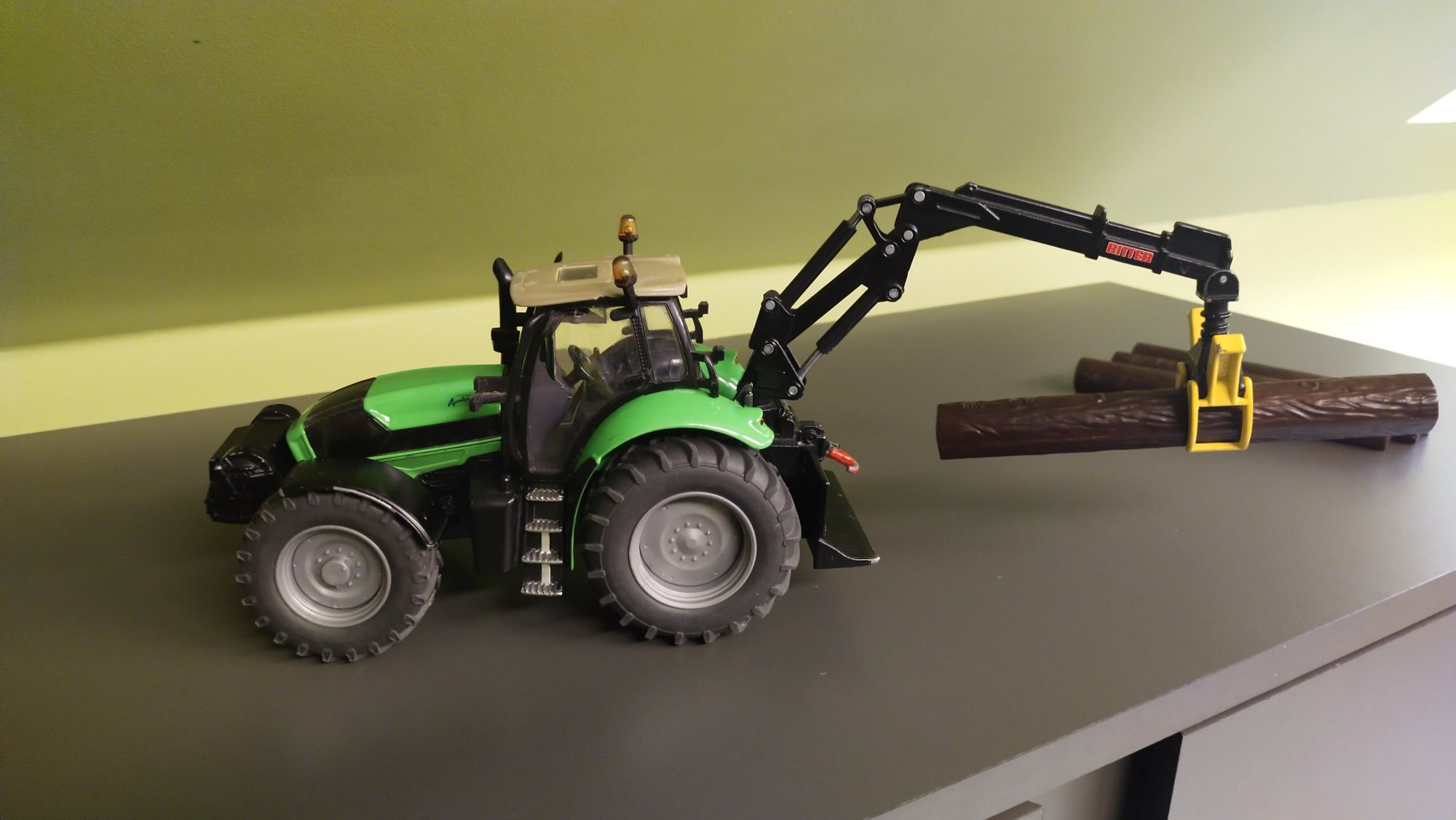 Siku traktor Deutz Fahr leśny 1:32