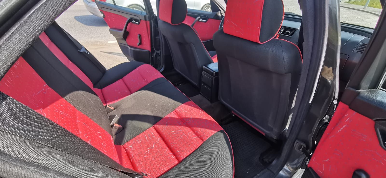 Mercedes C200, em bom estado.