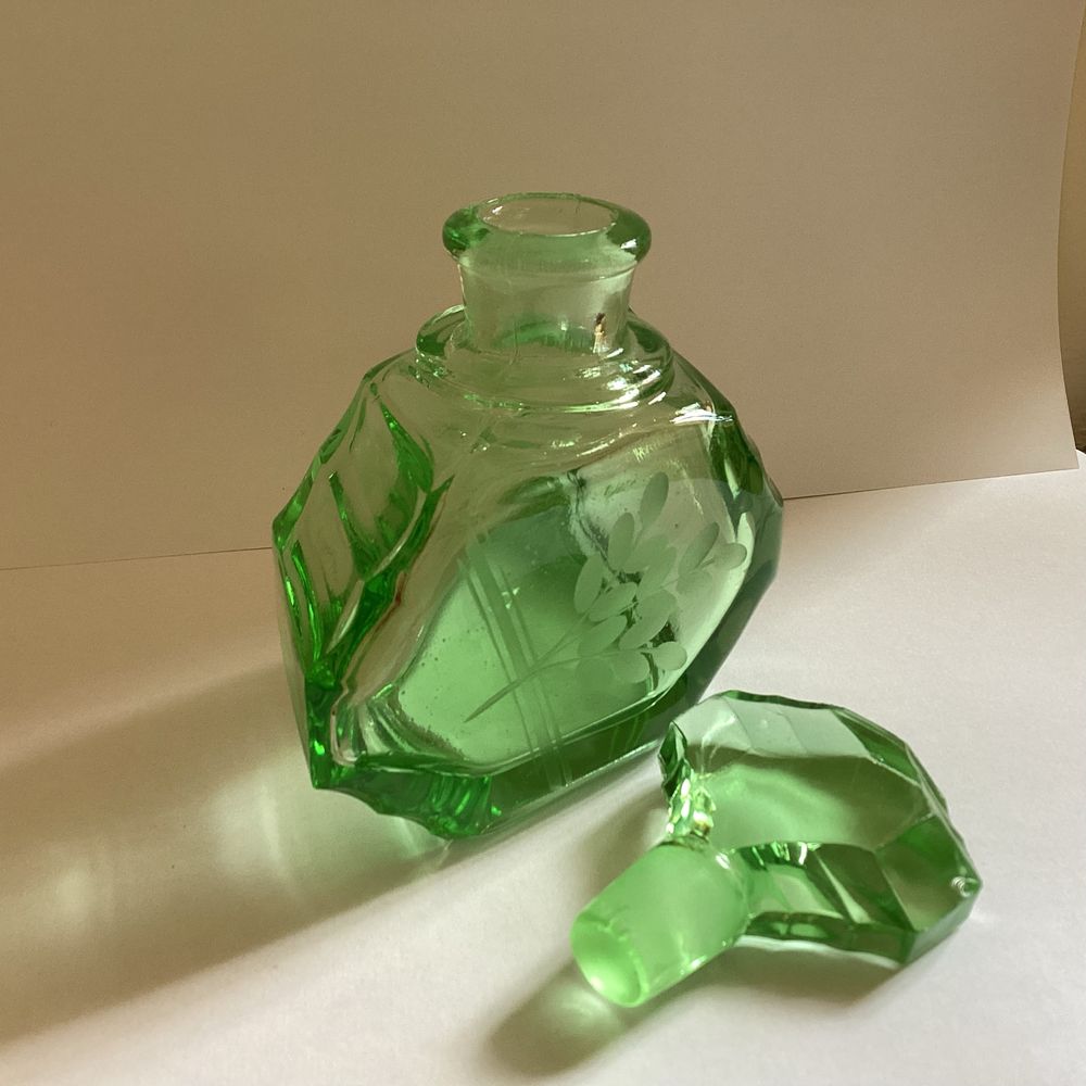 Karafka na perfumy koloru zieleni uranowej