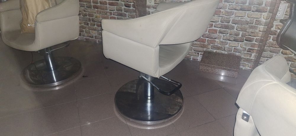Cadeiras com hidráulico em bom estado 50 euros cada