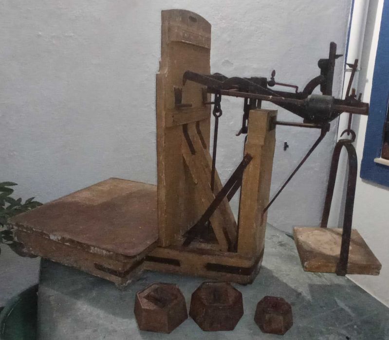 Balança decimal de chão em madeira e ferro (vintage)