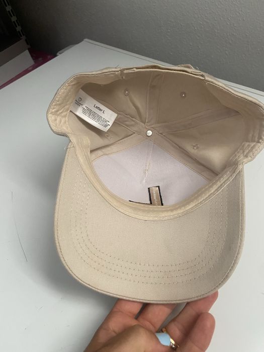 Tamanho l chapeu creme com uma letra