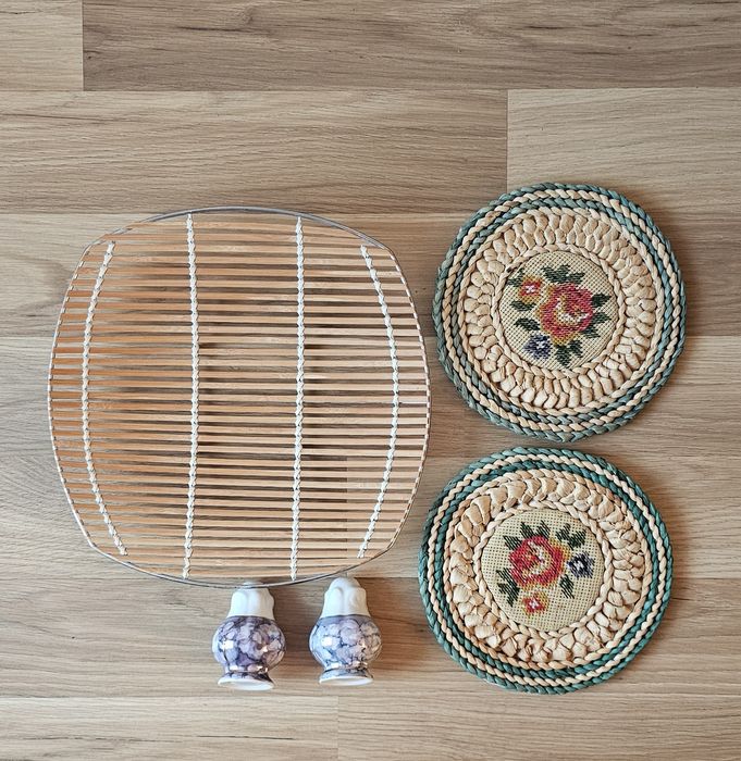Porcelanowa solniczka i pieprzniczka + bambusowy podajnik + podkładki