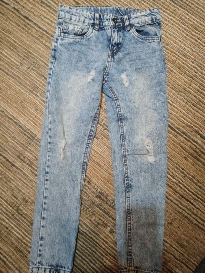 Przeciarne jeansy 134