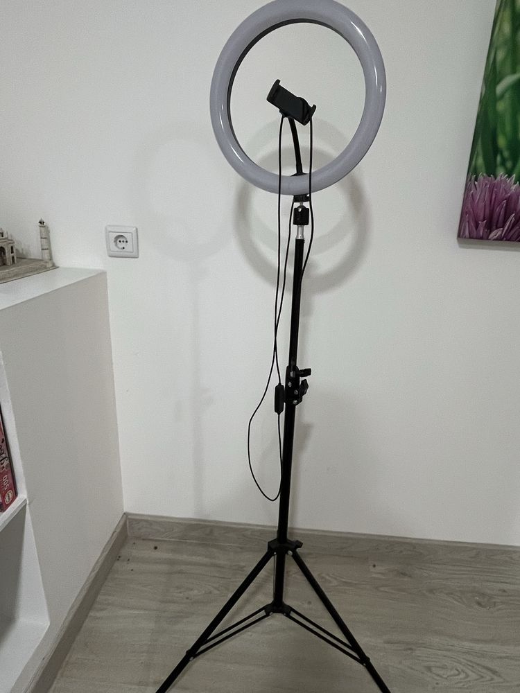 Vendo tripés pequeno e grande