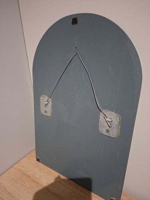 minimalistyczne lustro bez ramy