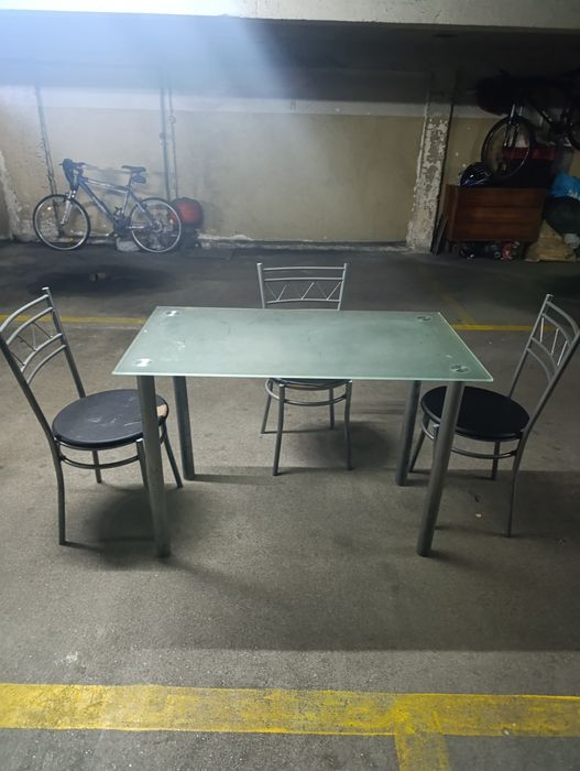 Mesa de vidro com 3 cadeiras