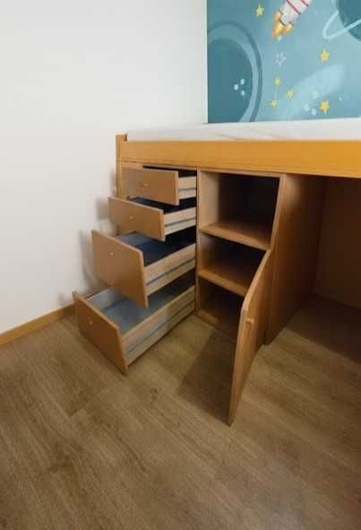 Cama de solteiro com arrumação