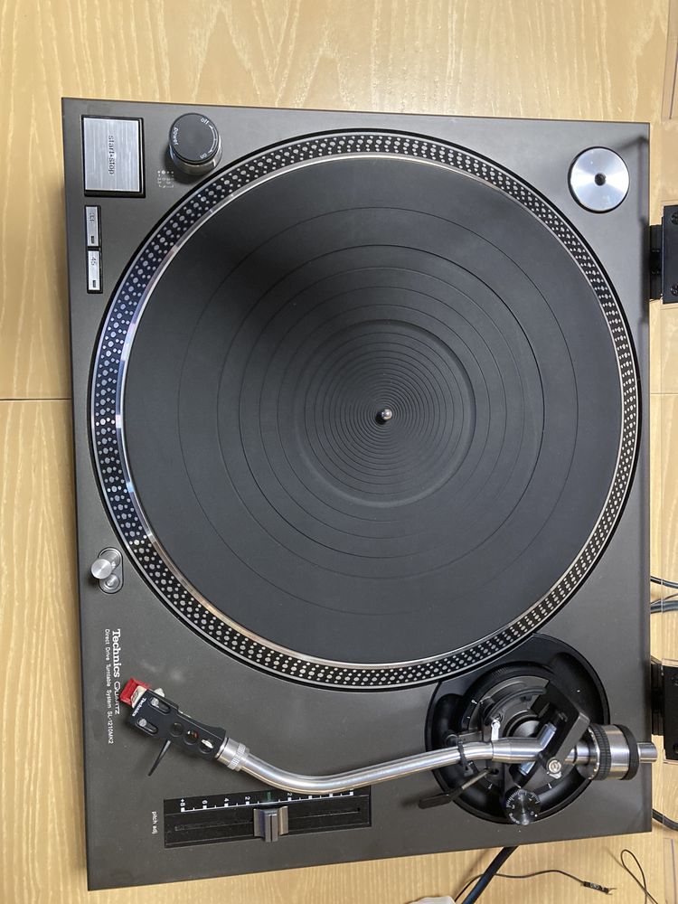 Gira discos Technics SL-1210MK2 com manual de instruções original.