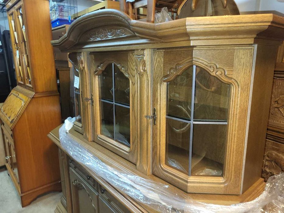 Komoda dębowa z zawieszaną witryną