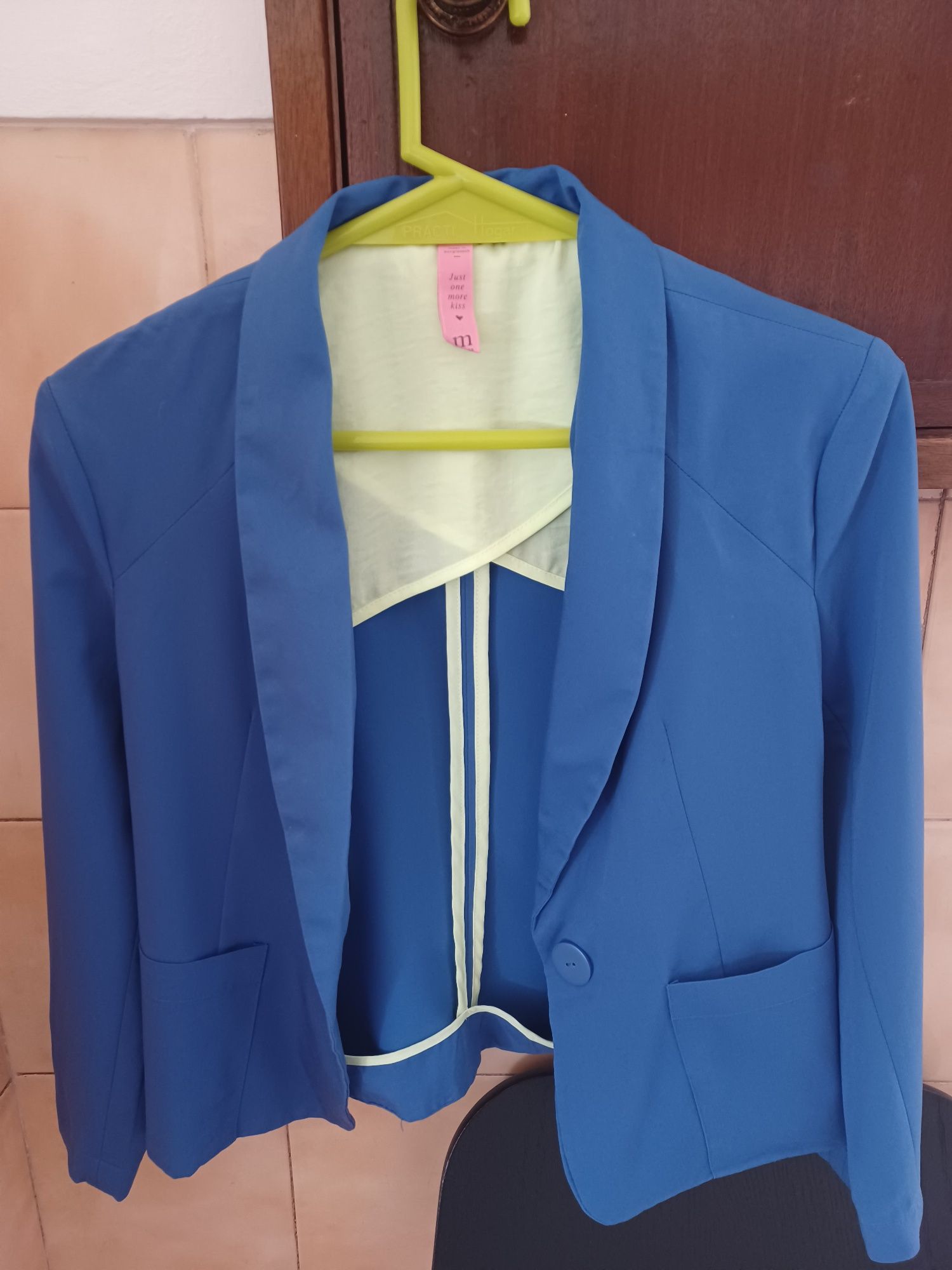 Blazer Bershka bonito, azul vistoso, alegre e elegante.