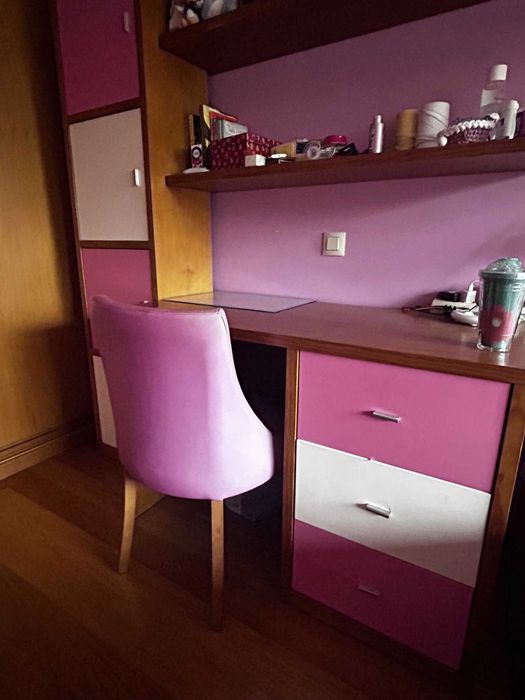 conjunto secretária, cadeira, prateleiras e estante com portas