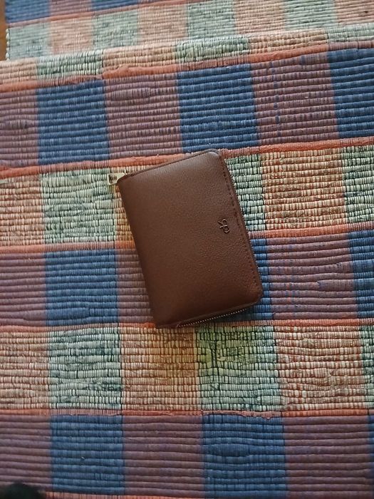 Carteira  nova foi usada  uma vez   e ta en vom  estado