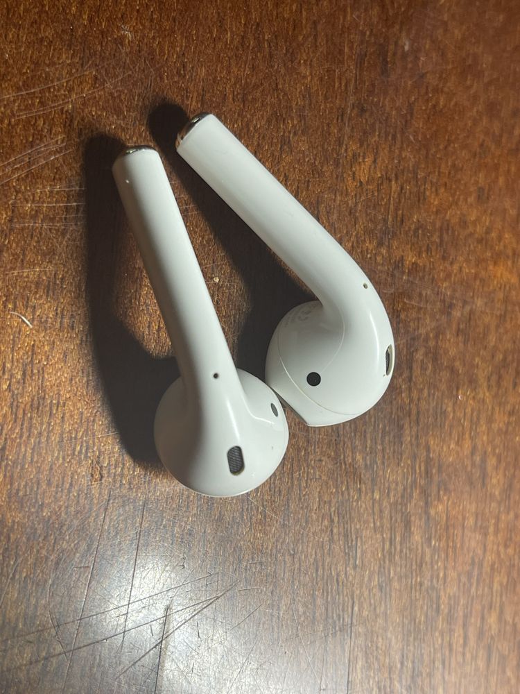 Оригінальний зарядний кейс для AirPods 2 + два “подарункові” навушники