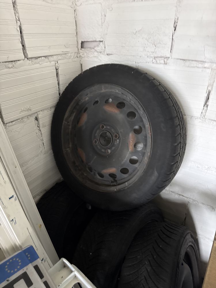 Vendo 8 jantes de ferro com pneus usados