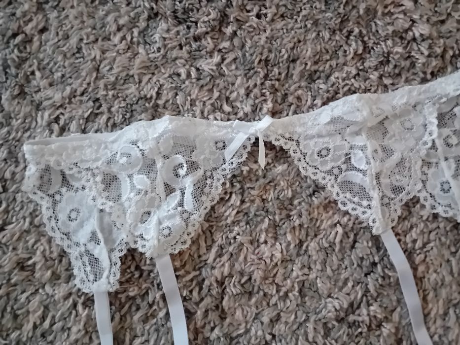 Pas,do pończoch w bieli