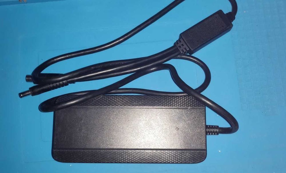 Carregador Baterias Trotinete (conector 5.5 e 8 mm)