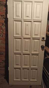 Продам входную деревянную филенчатую дверь