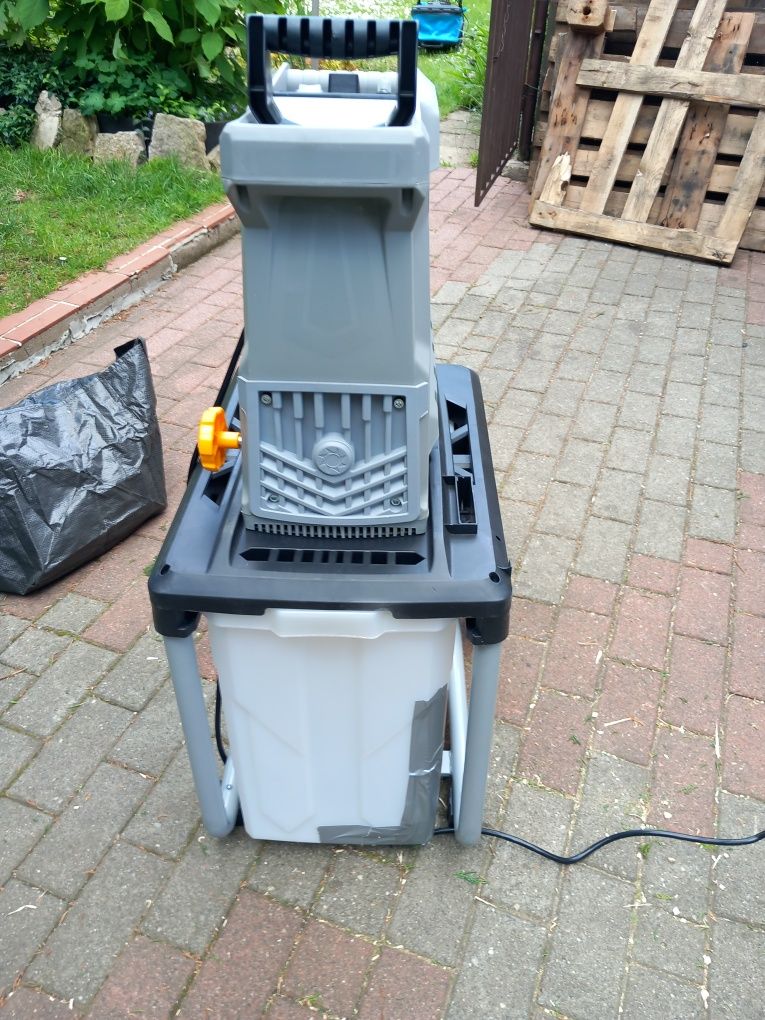 Rozdrabniacz do gałęzi TITAN  2800W