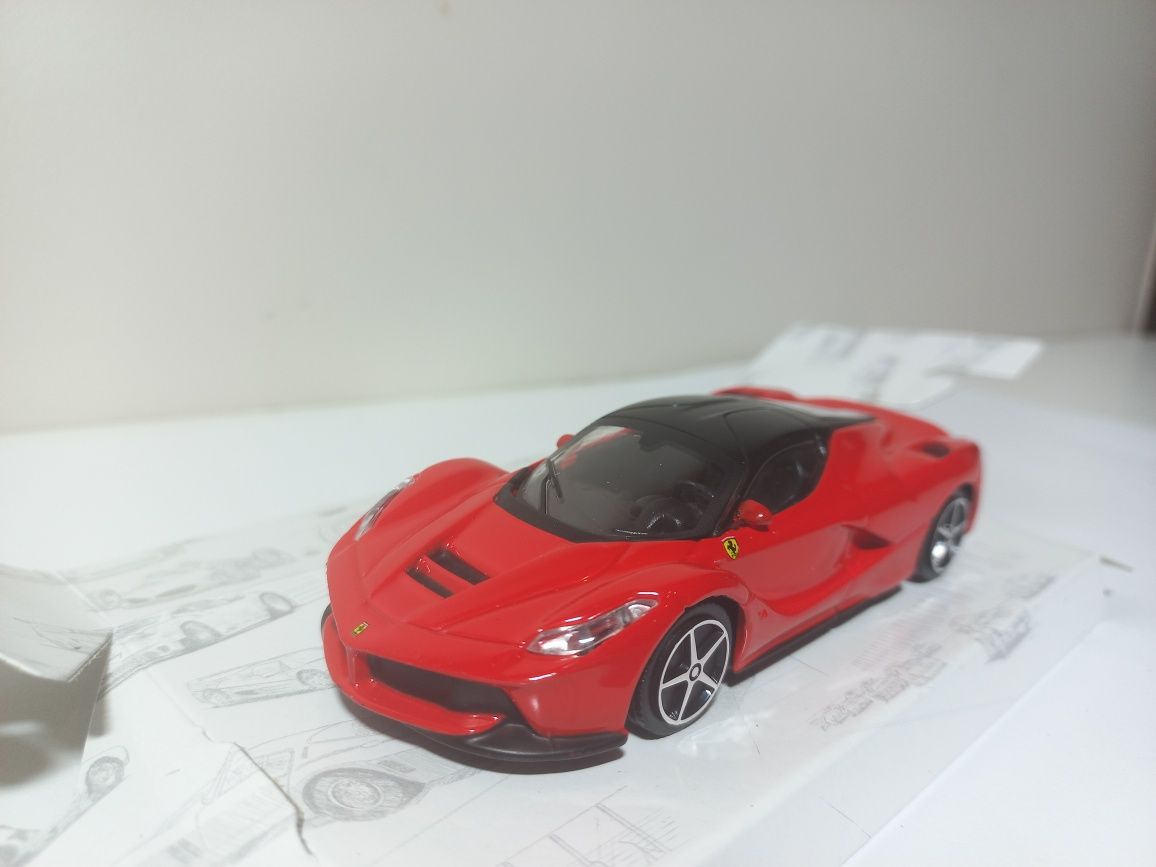 Bburago Ferrari Laferrari, skala 1;43, race&play