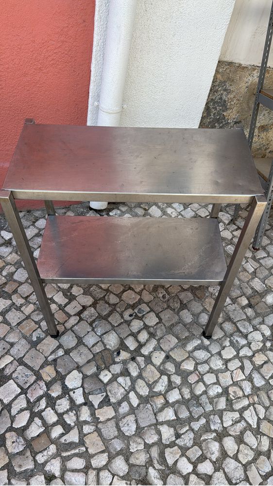 Bancada de inox com uma  parteleiras