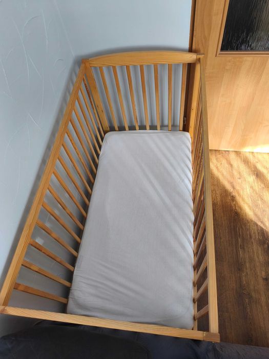 Drewniane Łóżeczko Dziecięce Z Materacem