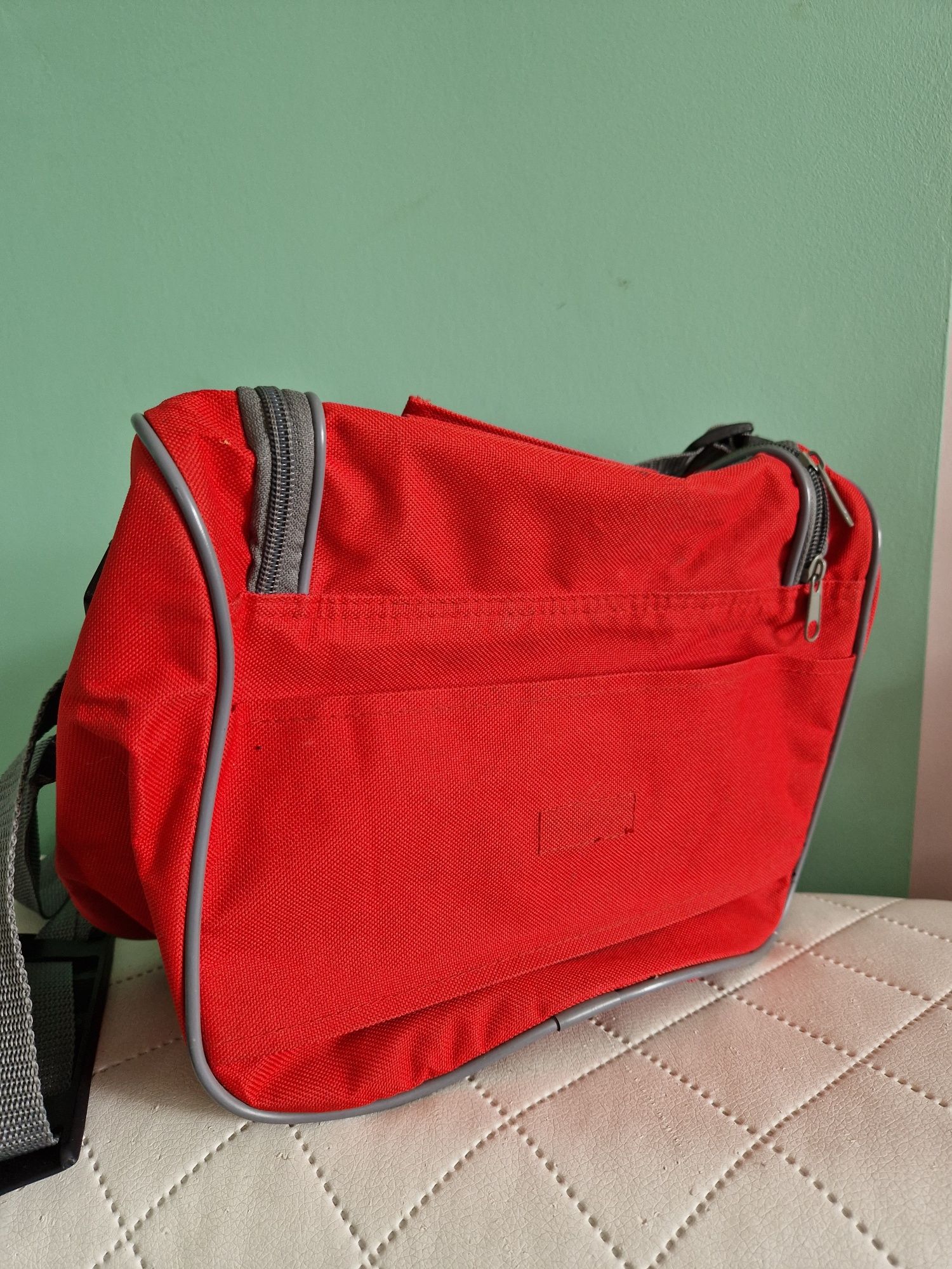 Kuferek torba na ramię do samolotu czerwona na długim pasku
