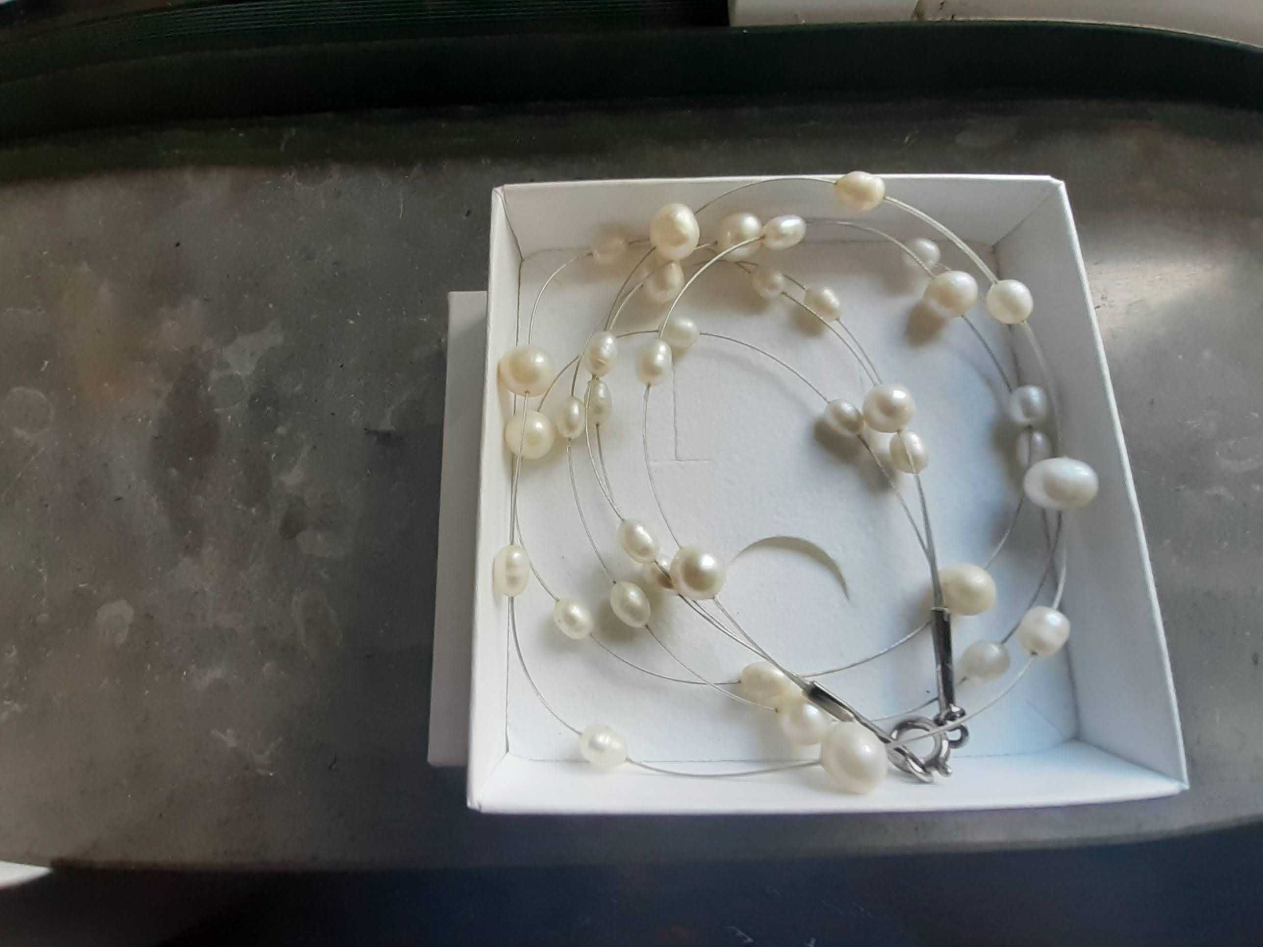 Fio com 3 filas pérolas e fecho em prata, Nunca usado