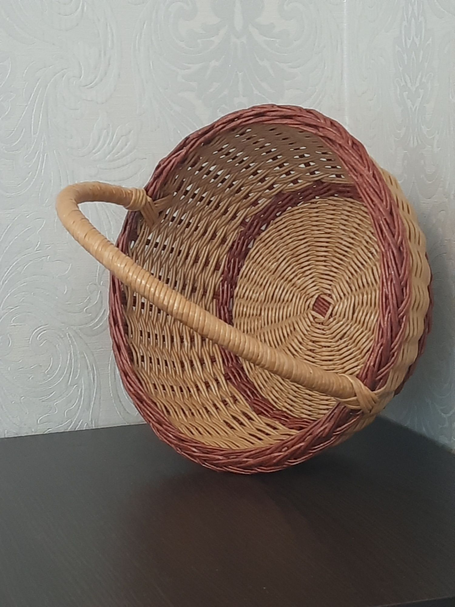 Плетёная корзина из лозы