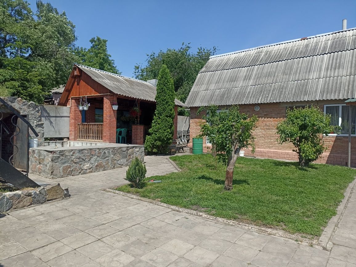 Продається 2 будинки в одному дворі